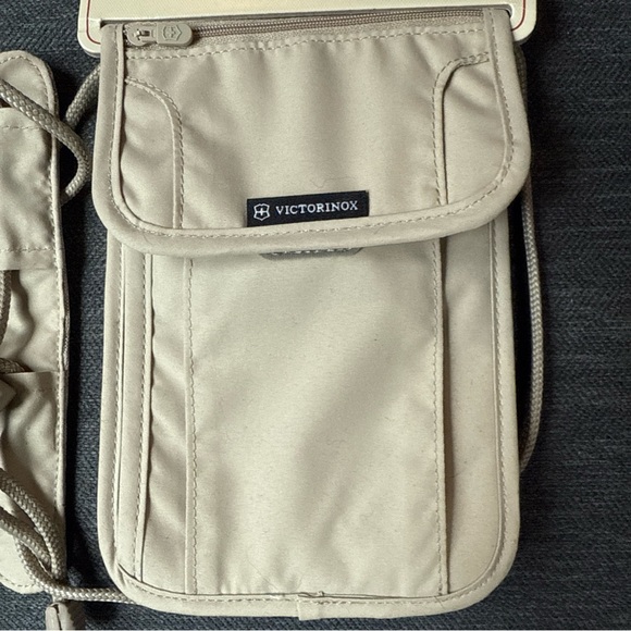 Victorinox Deluxe Concealed Security Pouch w/RFID Protection NWT - Picture 2 of 7